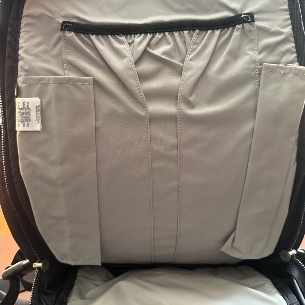 Never Used! North Face Chugach 18 Black Backpack - Picture 8 of 8